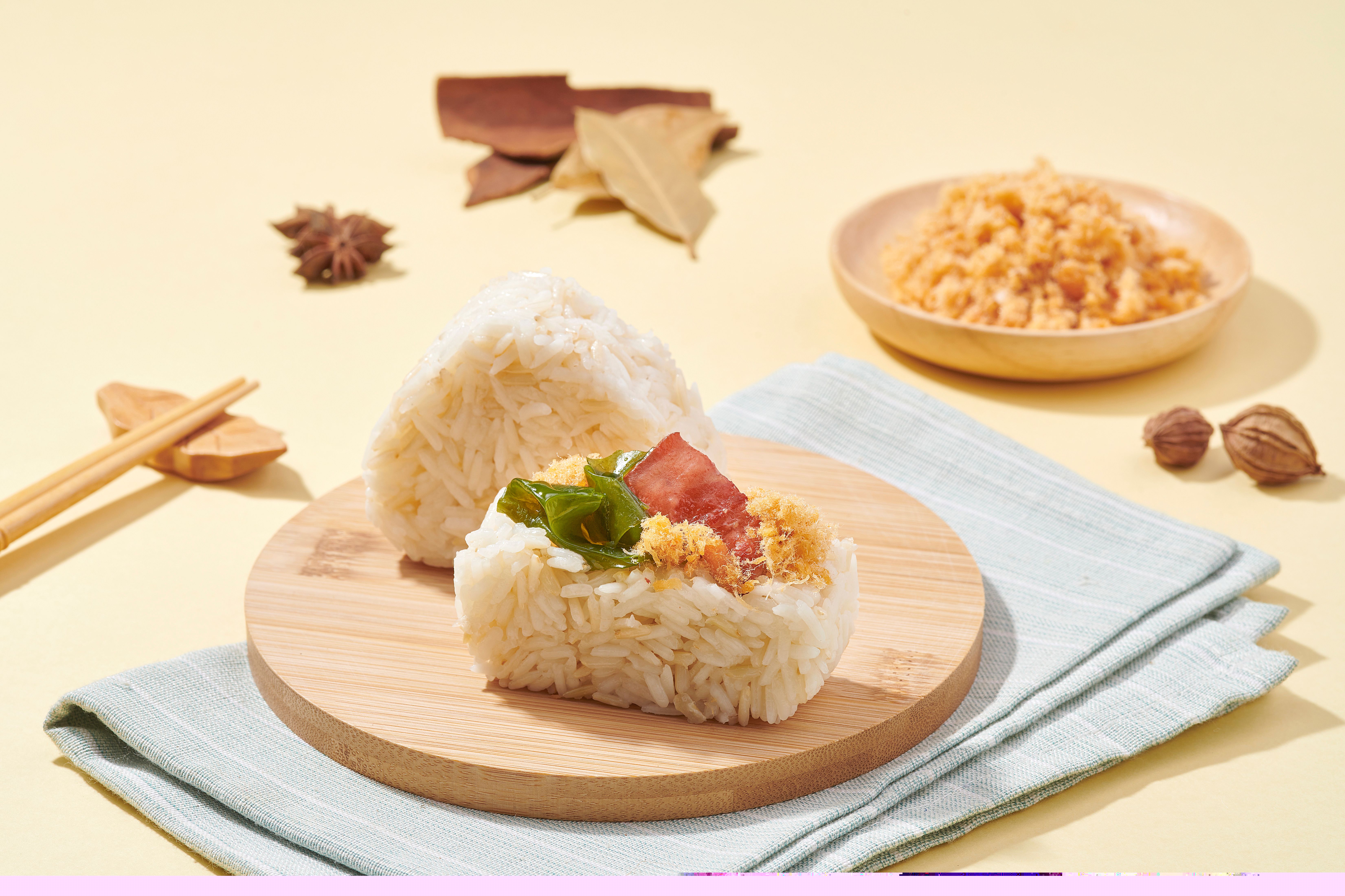 日式鹵肉海帶芽糙米飯團(tuán)